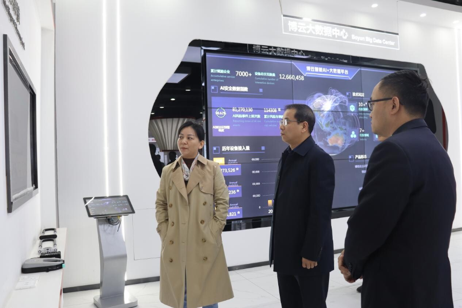 12月1日區委常委、區黨群辦主任譚少聽調研企業人才工作新聞稿改_1